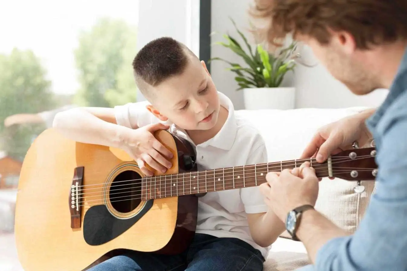 tutor-boy-playing-guitar